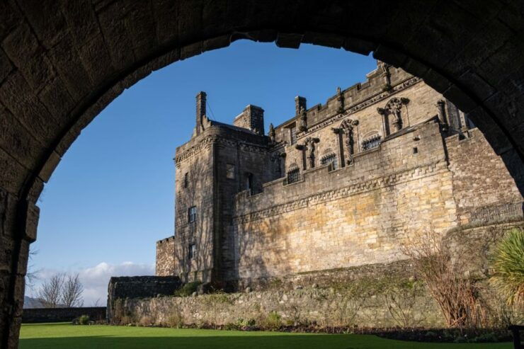 Stirling Castle: Skip-the-Line Guided Tour in Spanish - Booking Details for the Tour