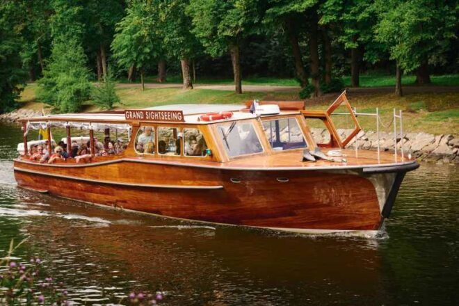Stockholm: Historical Live-Guided Canal Cruise - Experience Highlights