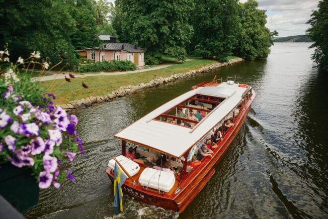 Stockholm: Historical Live-Guided Canal Cruise - Included Features