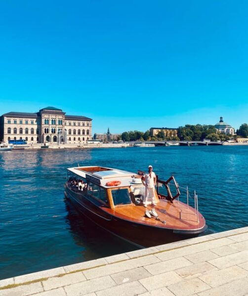 Stockholm: Historical Live-Guided Canal Cruise - Language and Live Guide