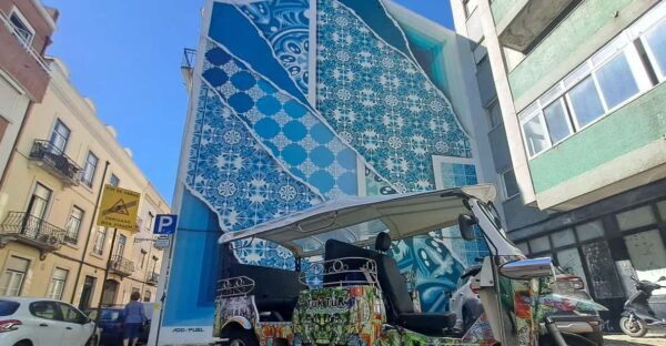 Street Art Lisbon: Tuk Tuk Tour - Tour Experience