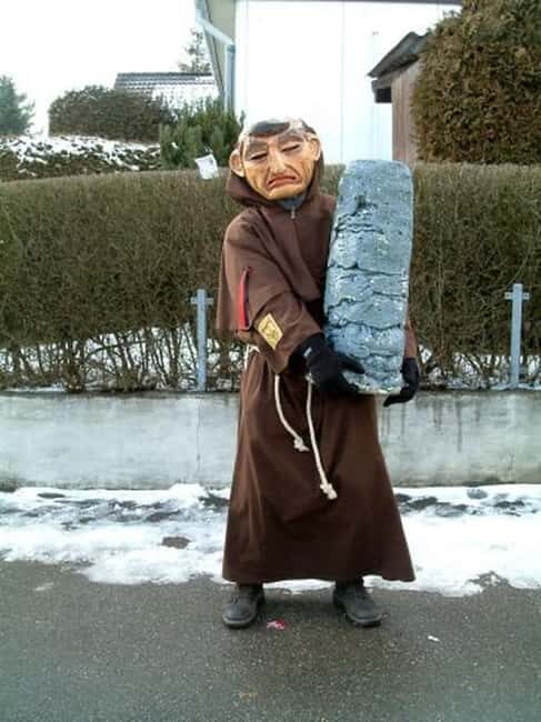 Stuttgart: 4-castle winter hike with costume tour - A Walk Through the Castle Ruins and Scenic Vistas