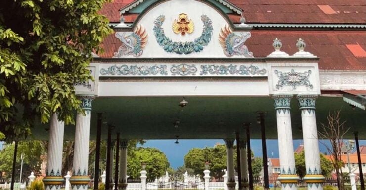 Sultan Palace, Pramban Temple and Water Castle Guide Tour - Good To Know