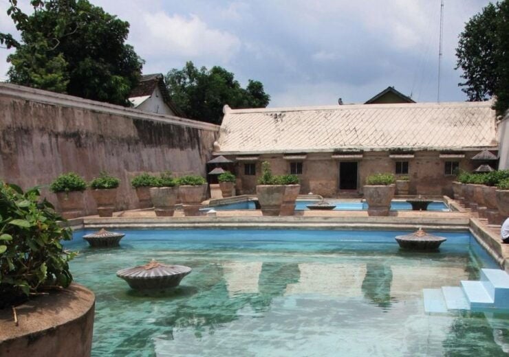 Sultan Palace, Pramban Temple and Water Castle Guide Tour - Experience Highlights