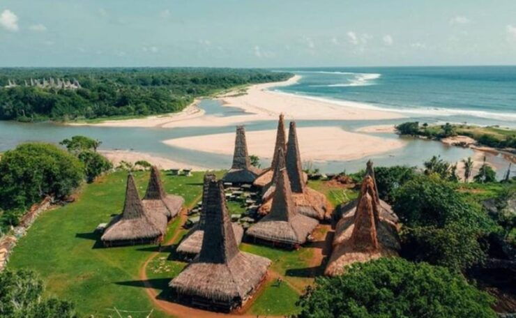 Sumba: Ratenggaro Village, Waikuri & Mandorak Beach Tour - Key Points