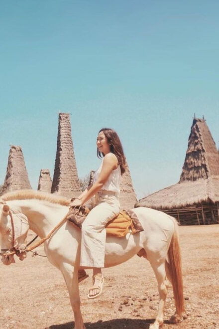 Sumba: Ratenggaro Village, Waikuri & Mandorak Beach Tour - Exploring Weekuri Lake