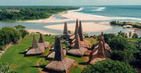Sumba: Ratenggaro Village, Waikuri & Mandorak Beach Tour - Important Participant Information