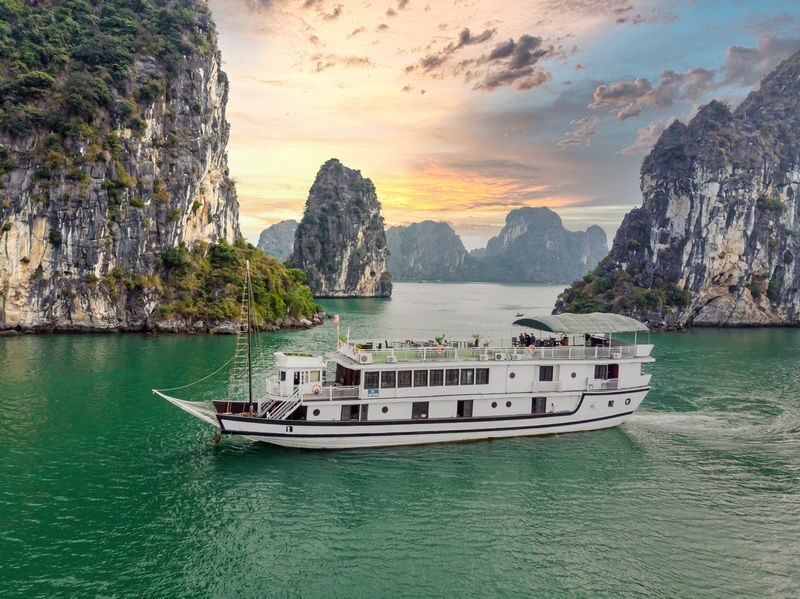 Sunlight Legend 2D1N Cruise: Ha Long Bay with Sung Sot & Ti Top - Who gets the most from this cruise?