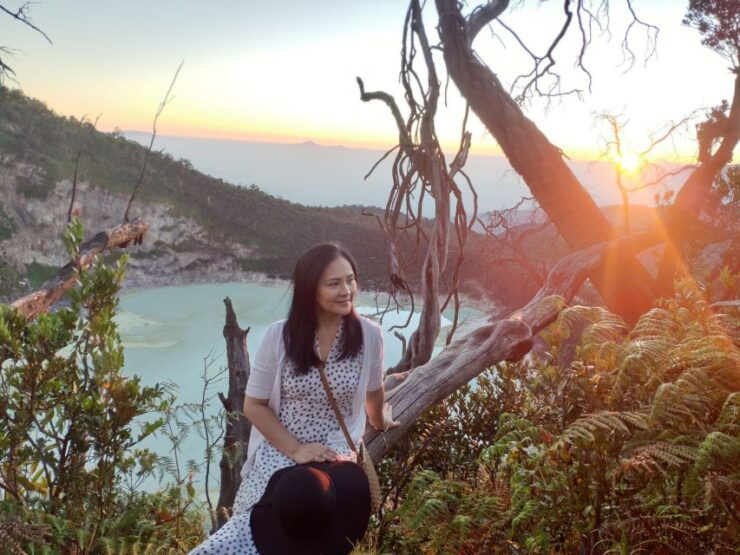 Sunrise at Sunan Ibu, Kawah Putih, Volcano, Tea Factory, Hot Spring - Booking Details