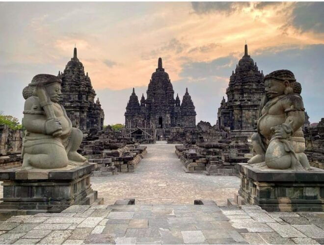Sunrise Setumbu, Borobudur & Prambanan All In - Exploring Borobudur Temple