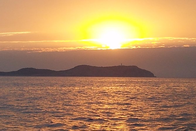 Sunset Catamaran Expedition in Front of Cafe Mambo - Inclusions