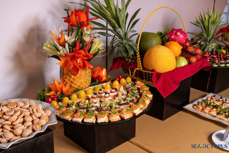 Sunset Dinner and Dazzling Night of Ha Long Bay by Sea Octopus - Sunset views with a dinner-show feel