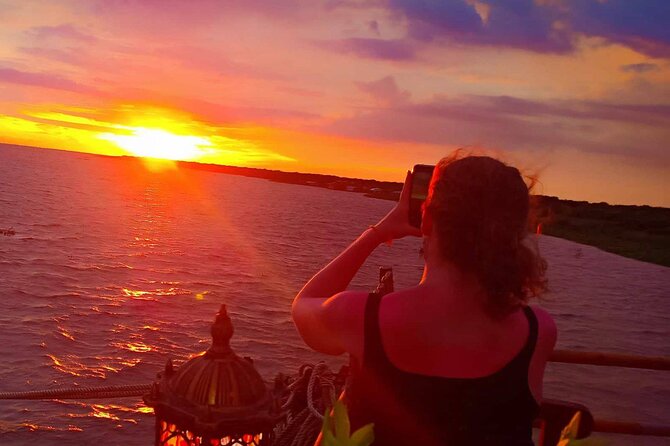 Sunset Dinner and Drinks With a Floating Village Cruise - Reviews and Responses