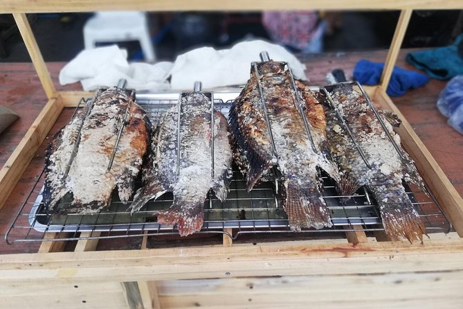 Sunset Local Eats Food Tour in Hua Hin - Visiting a Salt-Crusted Fish Restaurant