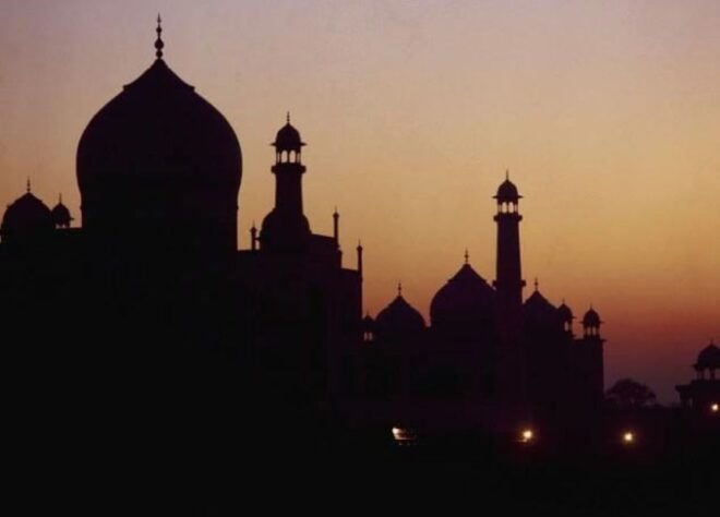 Sunset Taj Mahal Tour With Skip-The-Line & Lateral Entry - Multilingual Tour Guides