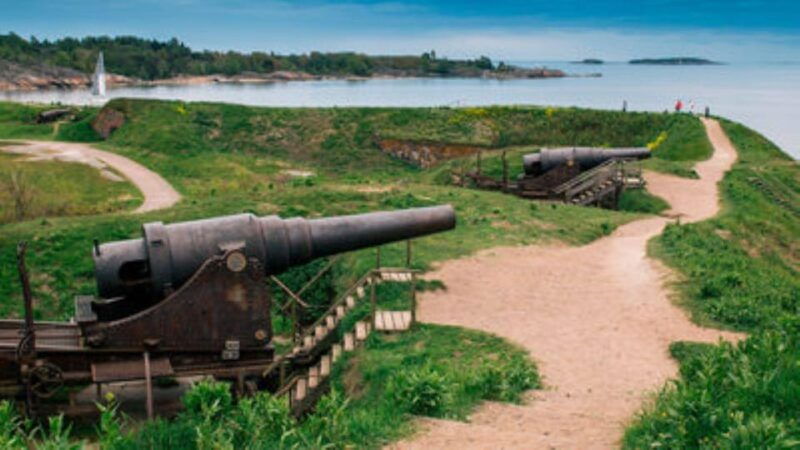 Suomenlinna: Guided Walking Tour with an Authorized Guide - Exploring Suomenlinna with a Guided Touch