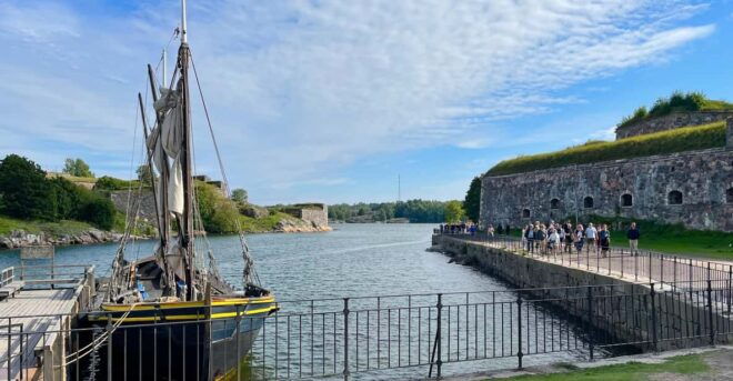 Suomenlinna Tour in French With Doro - Experience Features