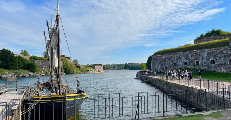 Suomenlinna tour in French with Doro - Exploring Suomenlinna: A Guided Tour in French with Doro