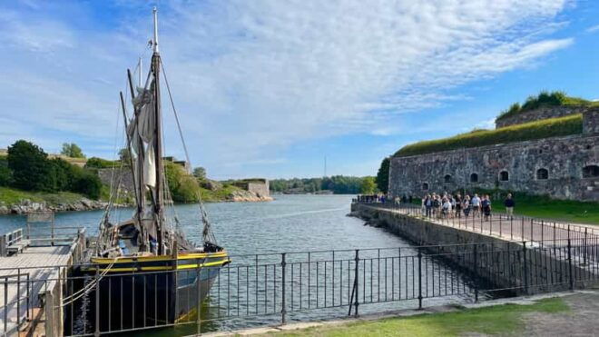 Suomenlinna Tour in French With Doro - Guided Tour Experience