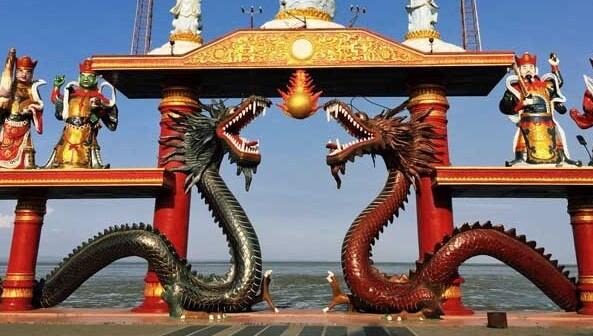 Surabaya Old City & Submarine Monument Private Half-Day Tour - Lunch, snacks and Surabayan flavors
