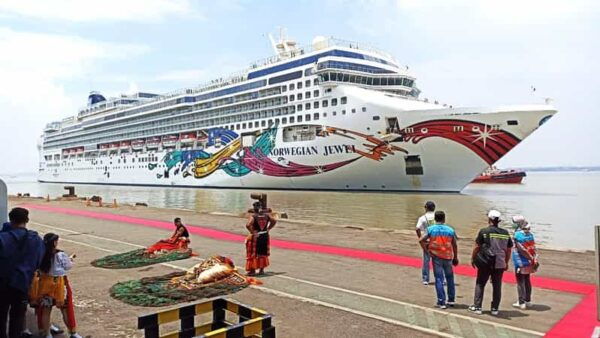 Surabaya Trowulan Historical Temple Tours From Surabaya Port - Transportation Details