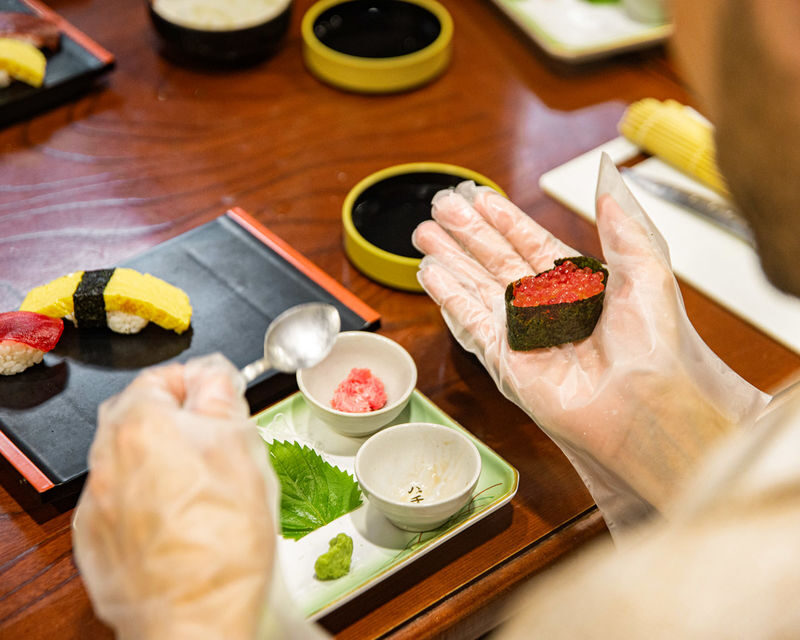 Sushi making class at a century-old sushi restaurant in Tokyo - Making five types, then eating the results