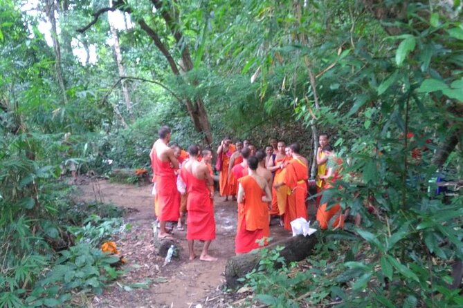 Suthep Temple and Monthathan Waterfall Adventure Trail From Chiang Mai - Suthep Temple: A Sacred and Historical Landmark