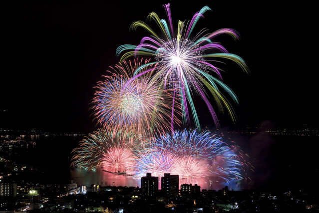 Suwa Lake, Japans premier fireworks production site, hosts a spectacular 40,000-shot aquatic fireworks display. - The details that matter