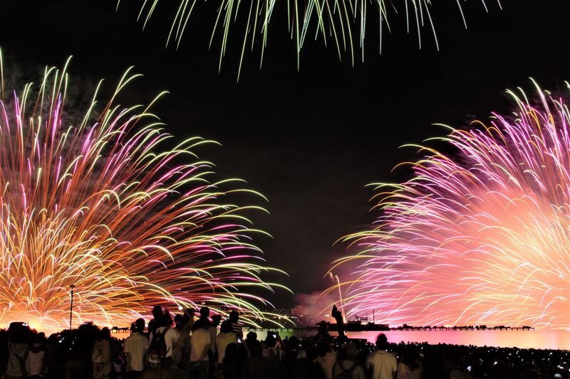 Suwa Lake, Japans premier fireworks production site, hosts a spectacular 40,000-shot aquatic fireworks display. - Why Lake Suwa makes the fireworks feel different