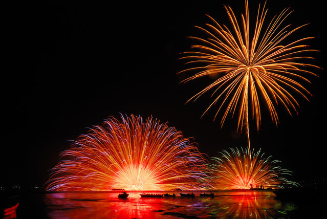 Suwa Lake, Japans premier fireworks production site, hosts a spectacular 40,000-shot aquatic fireworks display. - Reserved seats make a crowded festival manageable