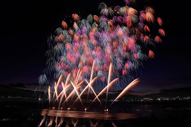 Suwa Lake, Japans premier fireworks production site, hosts a spectacular 40,000-shot aquatic fireworks display. - Dinner is more useful than it sounds