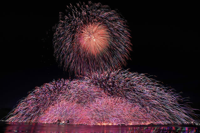 Suwa Lake, Japans premier fireworks production site, hosts a spectacular 40,000-shot aquatic fireworks display. - The guide helps, but keep your own plan