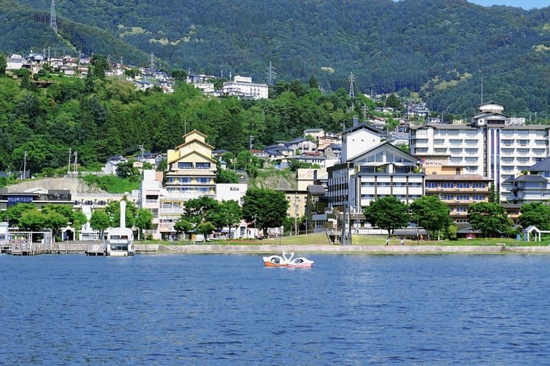 Suwa Lake, Japans premier fireworks production site, hosts a spectacular 40,000-shot aquatic fireworks display. - Weather, crowds, and what to bring
