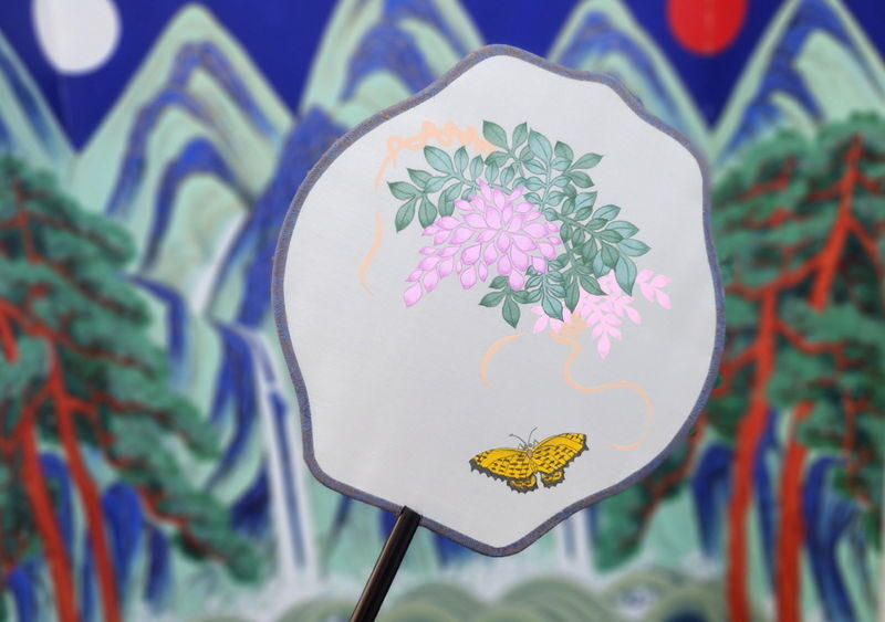 Suwon Drawing Korean Folk painting(Minhwa) Class - Choosing between a banner, canvas, and fan