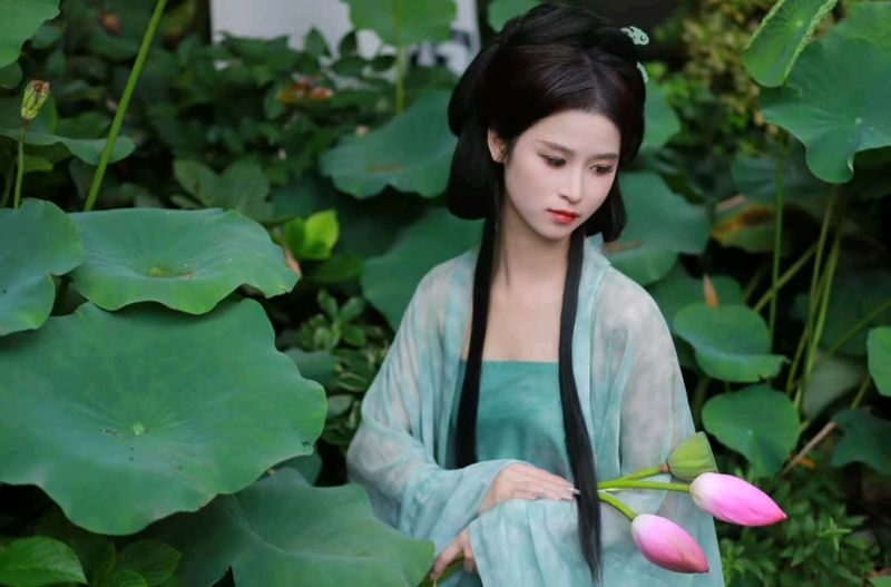 Suzhou Hanfu Rental & Photoshoot Experience - Choosing a Hanfu on Pingjiang Street
