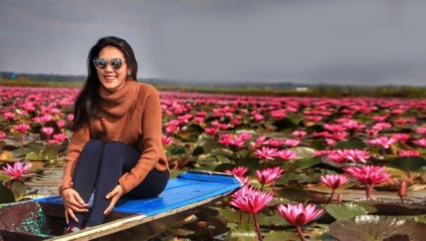 Sweet Boat Trip Ever Red Lotus Lake Udonthani - The Sum Up