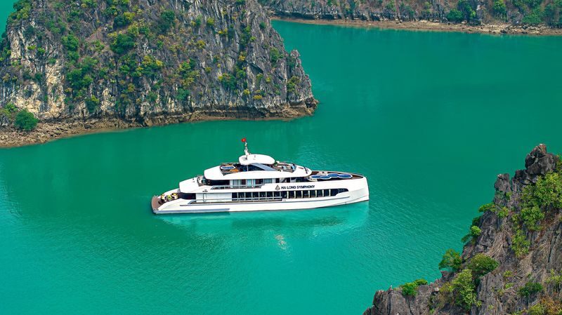 Symphony Day Cruise: Ha Long Bay, Sung Sot, Ti Top - Guides and service: the people can shape the day