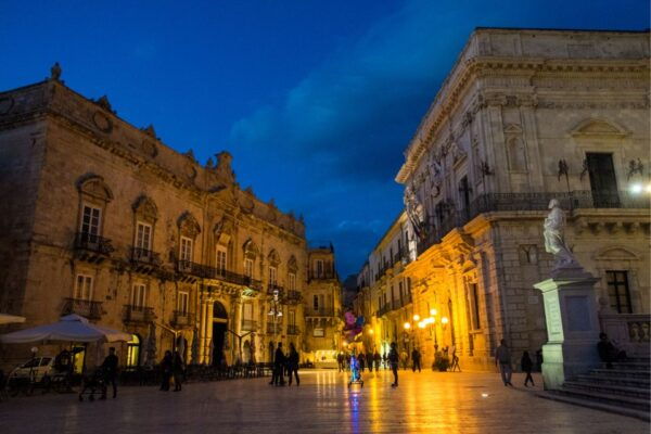 Syracuse: Ortigia First Discovery Walk and Reading Tour - Available Languages