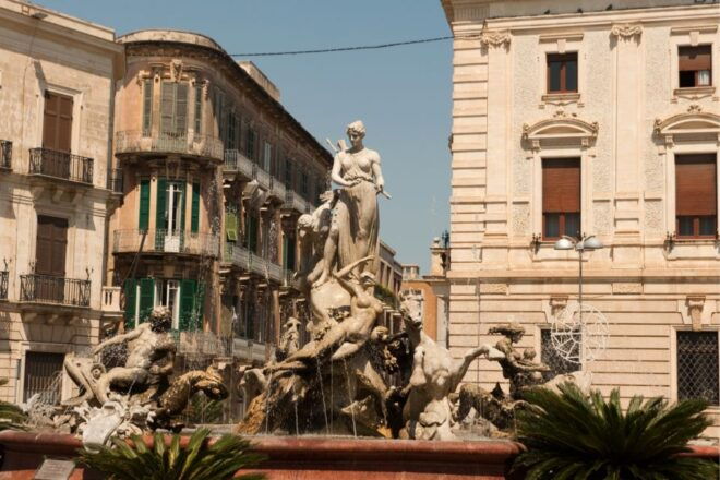 Syracuse: Ortigia Highlights Scavenger Hunt and Walking Tour - Itinerary