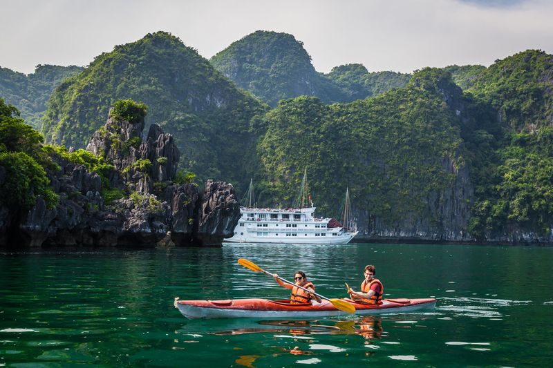 Syrena 3D2N Cruise: Ha Long Bay, Sung Sot, Ti Top - Three days give Ha Long Bay room to breathe