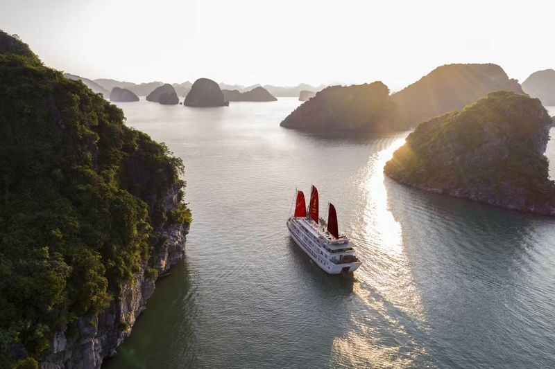 Syrena 3D2N Cruise: Ha Long Bay, Sung Sot, Ti Top - Day two: lagoons, kayaking and Ba Trai Dao