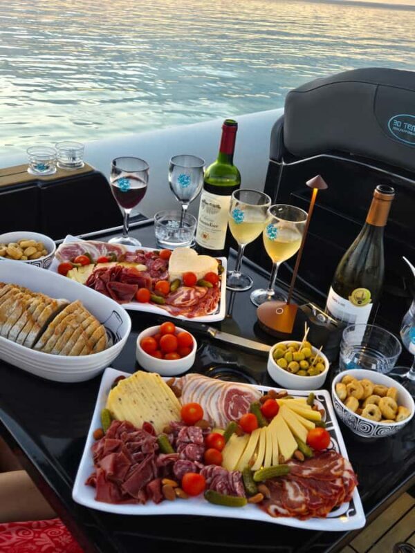 Tahiti Lagoon: An unforgettable sunset cruise facing Moorea - What to Expect During the Cruise