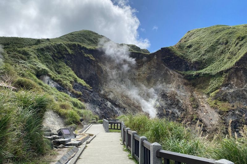 Taipei: Beitou Hot Spring and Yangmingshan Nature Day Tour - At a glance