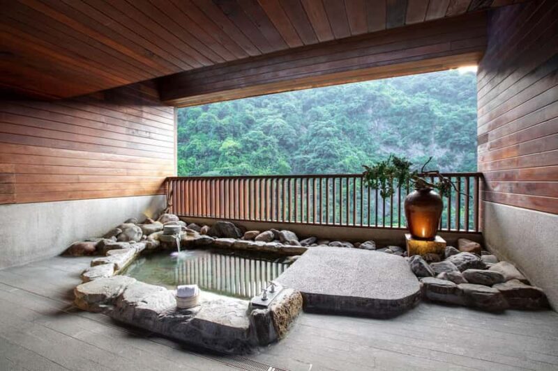 Taipei Hot Spring Tour: Wulai Old Street & Cable Car - Cable Car Experience and Yun Hsien Resort