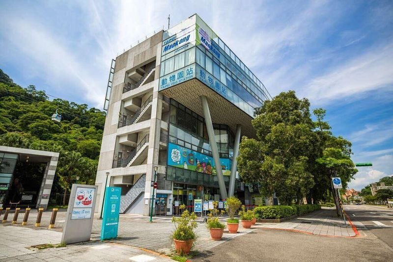 Taipei Maokong Gondola Ticket Package - Standard cabin or glass floor?