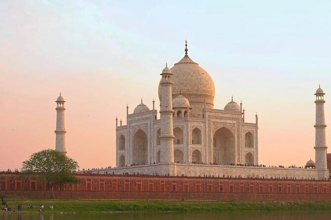 Taj Mahal visits with Licensed Guide with Entry Assistance - FAQs