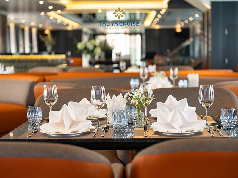 Taliya Day Cruise: Ha Long Bay & Lan Ha Bay Day Tour - Lunch with the bay outside the window
