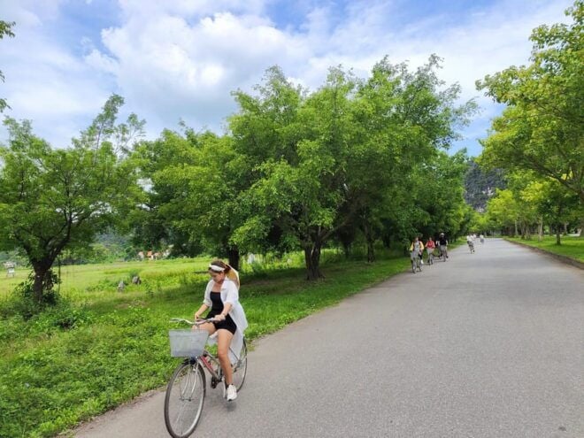 Tam Coc - Hoa Lu Temples - Mua Cave 1 Day Group Tour - What to Bring