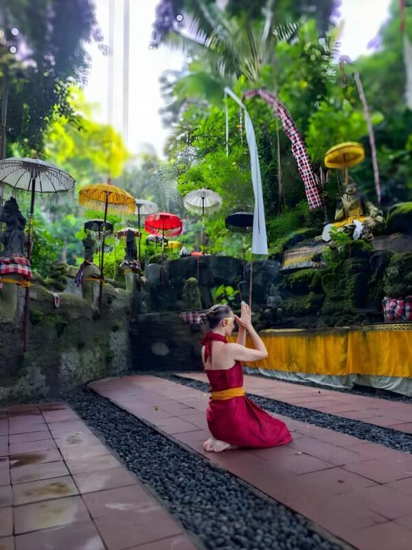 Taman Beji Griya Waterfall Melukat Ritual - How the Experience Unfolds
