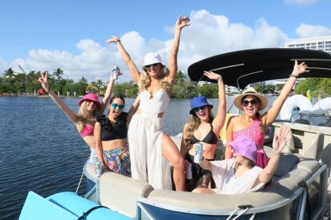 Tampa: Private Party Pontoon Boat Rental For up to 12 People - Live Tour Guide